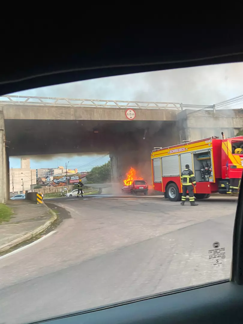 Carro é destruído por incêndio em Mafra